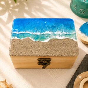 Caja de madera con decoración marina en resina