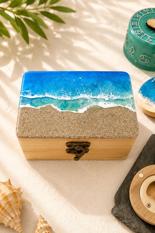 Caja de madera con decoración marina en resina